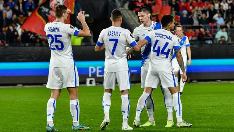 Денис Попов (в центрі) / фото ФК Динамо Київ Денис Попов (в центрі) / фото ФК Динамо Київ