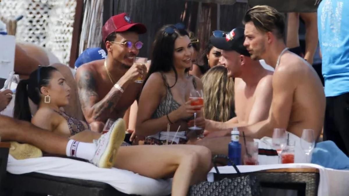 Джек Грилиш в компании друзей / фото Twitter Джек Грилиш в компании друзей / фото Twitter