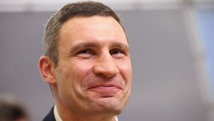 "Вистояти – це не впасти": Віталій Кличко відзначився дотепною самоіронією