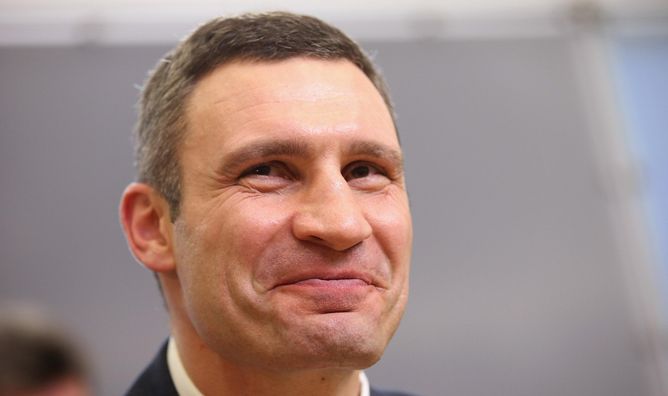 "Выстоять – это не упасть": Виталий Кличко отметился остроумной самоиронией