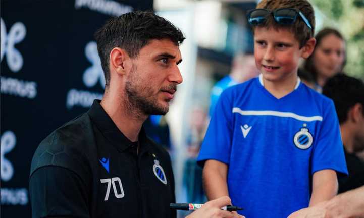 Роман Яремчук на автограф-сесії / фото ФК Брюгге Роман Яремчук на автограф-сесії / фото ФК Брюгге