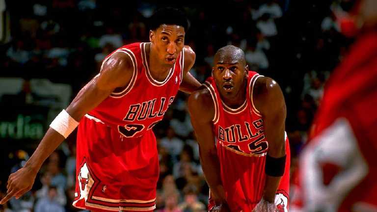 Скотти Пиппен и Майкл Джордан / Фото НБА Скотти Пиппен и Майкл Джордан / Фото НБА