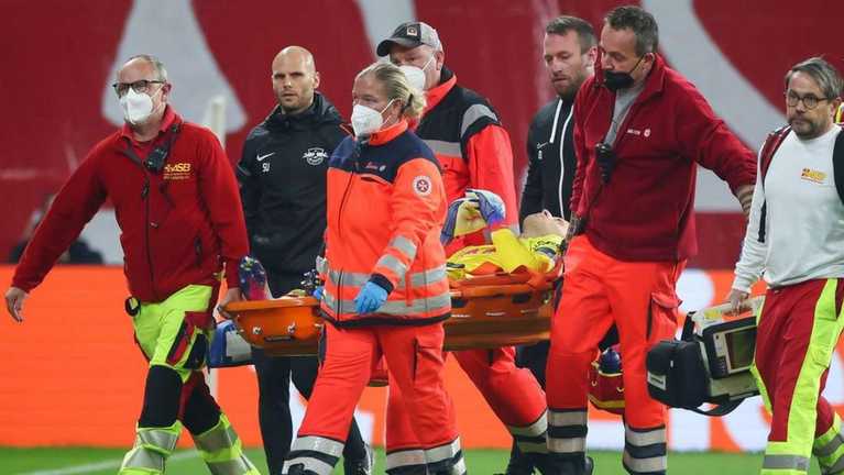 Петер Гулачи на носилках / Jan Woitas Петер Гулачи на носилках / Jan Woitas