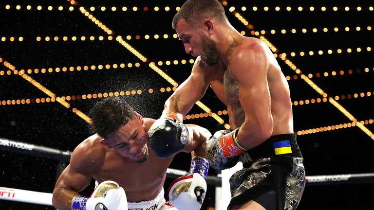 Ломаченко атакує Ортіса / Фото Fightnews Ломаченко атакує Ортіса / Фото Fightnews