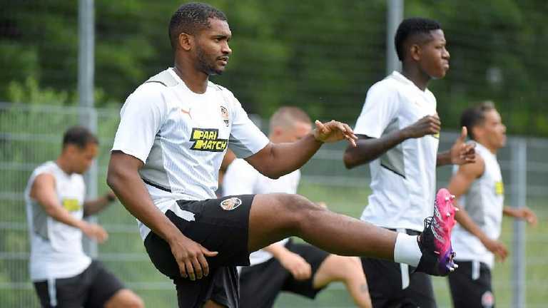 Марлон и Витао на тренировке Шахтера в довоенное время / фото Шахтер Марлон и Витао на тренировке Шахтера в довоенное время / фото Шахтер