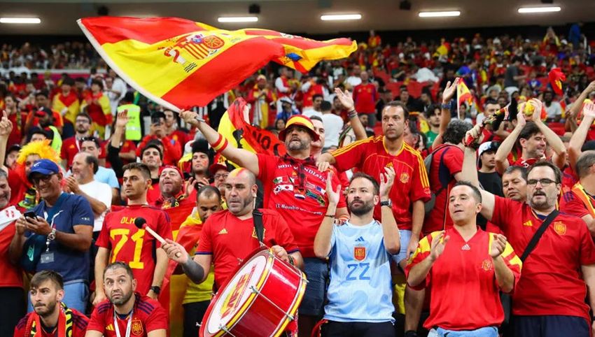 Черговий зашквар ФІФА: в іспанських фанів на ЧС-2022 відібрали прапори легендарного українського полку