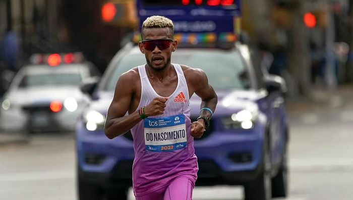 Лідер Нью-Йоркського марафону втратив свідомість під час забігу – відео інциденту