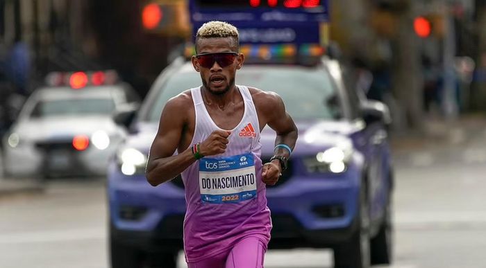 Лідер Нью-Йоркського марафону втратив свідомість під час забігу – відео інциденту