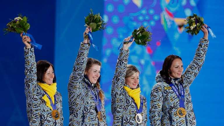 Олена Білосюк (праворуч) на олімпійському подіумі / фото НОК