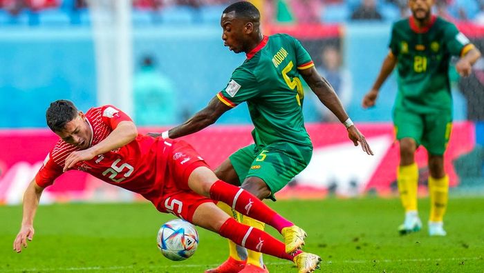"Тут немає проблеми": ФІФА прокоментувала прапор росії на бутсах футболіста Камеруну – подвійні стандарти на ЧС-2022