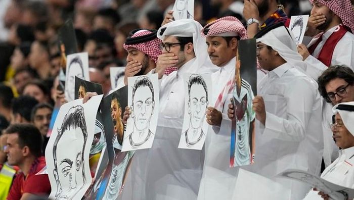 Катарские фанаты пришли с портретами Озила и обвинили Германию в лицемерии на ЧМ-2022