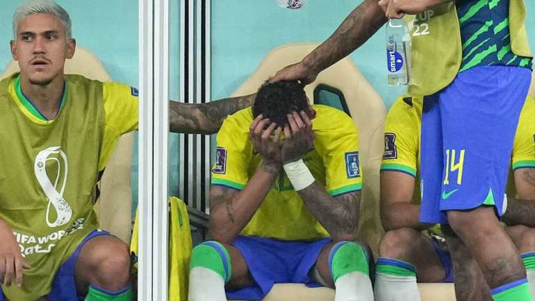 Неймара заменили после травмы / фото CNN Неймара заменили после травмы / фото CNN