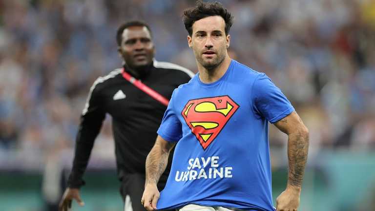 Активіст закликав світ врятувати Україну на ЧС-2022 / Фото з Twitter Активіст закликав світ врятувати Україну на ЧС-2022 / Фото з Twitter