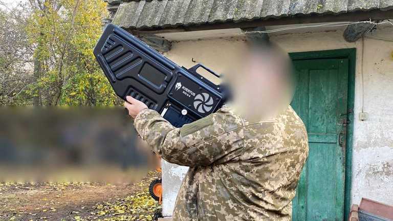 Боец ВСУ с антидронным ружьем от Favbet Боец ВСУ с антидронным ружьем от Favbet