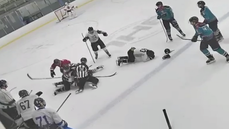 Хоккеист коньком избил соперника / Скриншот с видео