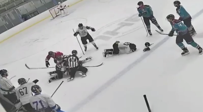 От жестокости стынет кровь: американский хоккеист коньком избил соперника – видео