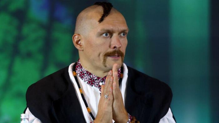 Усик виконав пісню про звільнення Криму від росіян – зворушливе відео