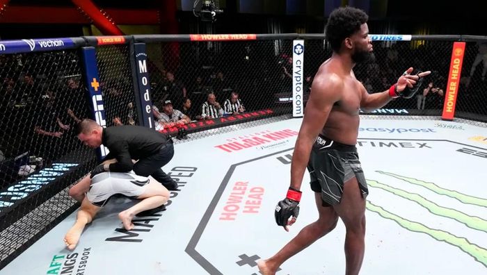 Коленом в голову: нигериец уничтожил соперника техническим нокаутом в UFC