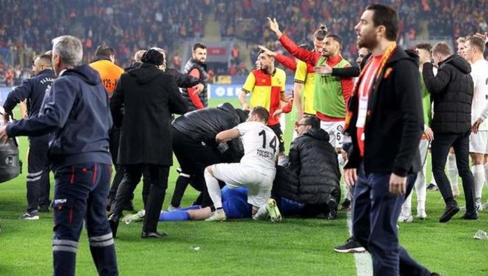 Божевілля у Туреччині: фанат побив голкіпера кутовим прапорцем, а глядачеві розбили голову файєром