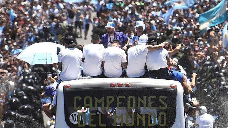 Аргентинцы фантастически встретили чемпионов мира / фото из соцсетей Аргентинцы фантастически встретили чемпионов мира / фото из соцсетей