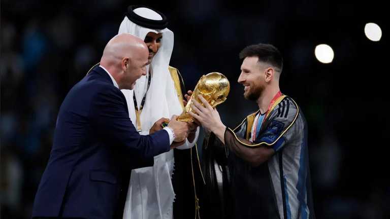 Месси получил в подарок бишт на ЧМ-2022 / фото The Guardian Месси получил в подарок бишт на ЧМ-2022 / фото The Guardian