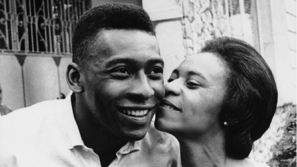 Пеле з матір'ю Селестою Насіменту / Фото AP