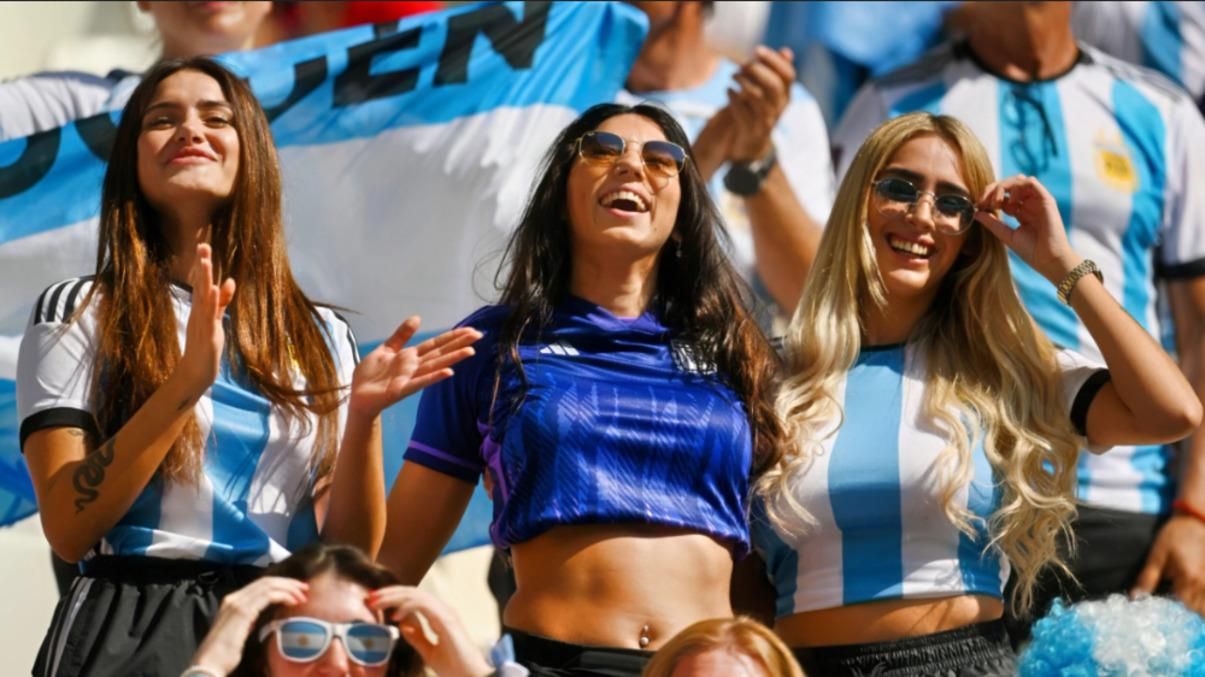 Фанатка Аргентини відсвяткувала перемогу на ЧС ефектним топлес – відео сміливого вчинку, який веде до в’язниці – СПОРТ 24 ᐅ Україна
