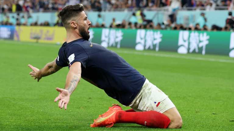 Жиру празднует гол / Фото ФИФА Жиру празднует гол / Фото ФИФА