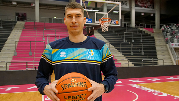 "Так вот как роZия поздравляет гражданское население Украины с грядущими праздниками?", – баскетболист Прометея