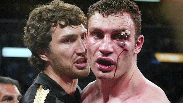 Віталій Кличко з Володимиром після поразки від Леннокса Льюїса / Фото Getty Images Віталій Кличко з Володимиром після поразки від Леннокса Льюїса / Фото Getty Images