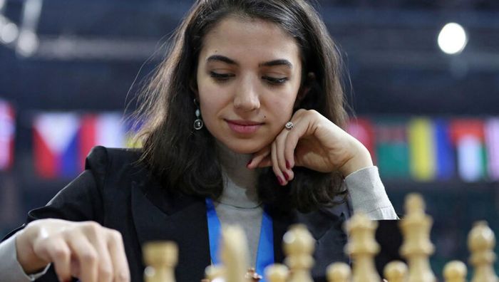Титулована іранська шахістка не може повернутися додому, бо зіграла на чемпіонаті світу без хіджабу