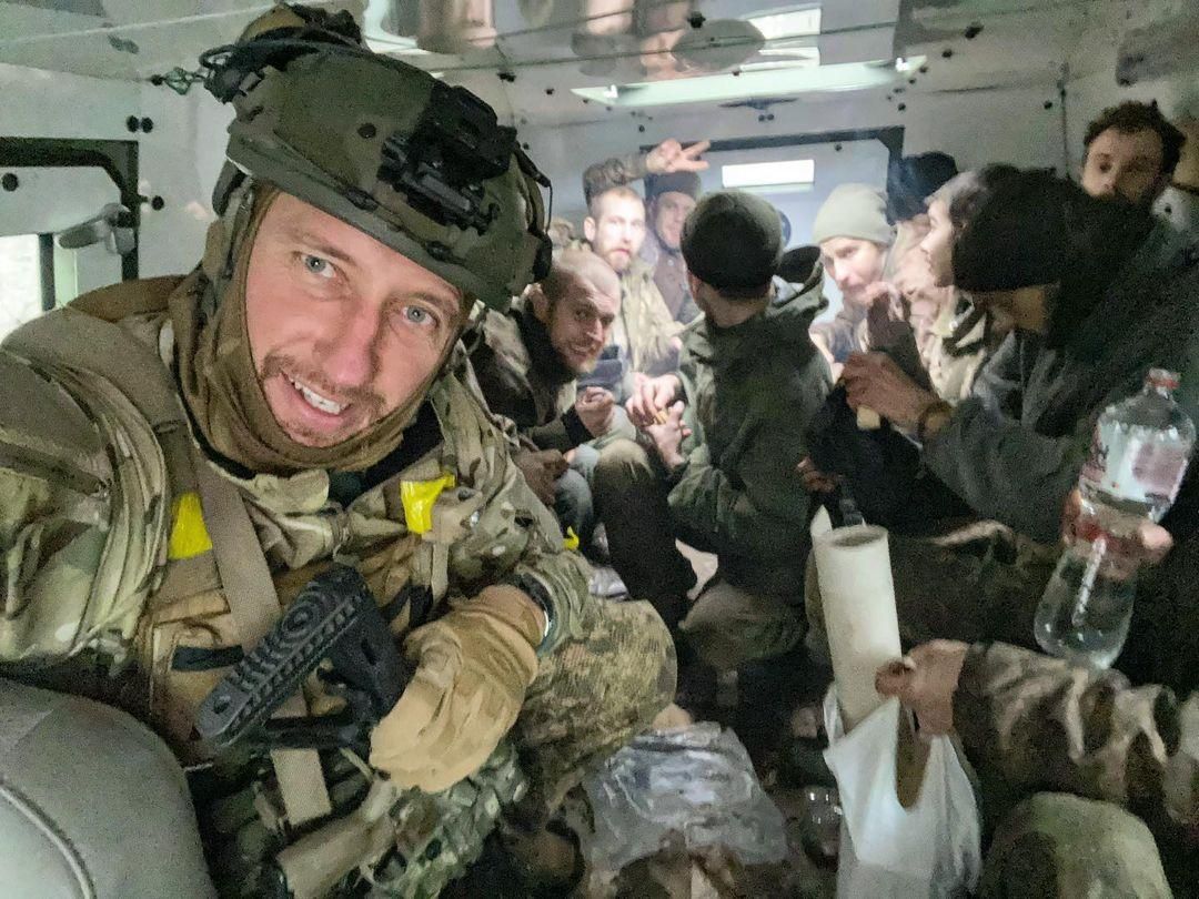 Сергій Стаховський зі звільненими захисниками / Фото з соцмереж Сергій Стаховський зі звільненими захисниками / Фото з соцмереж