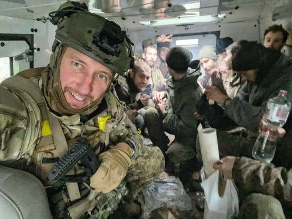 Сергій Стаховський зі звільненими захисниками / Фото з соцмереж Сергій Стаховський зі звільненими захисниками / Фото з соцмереж