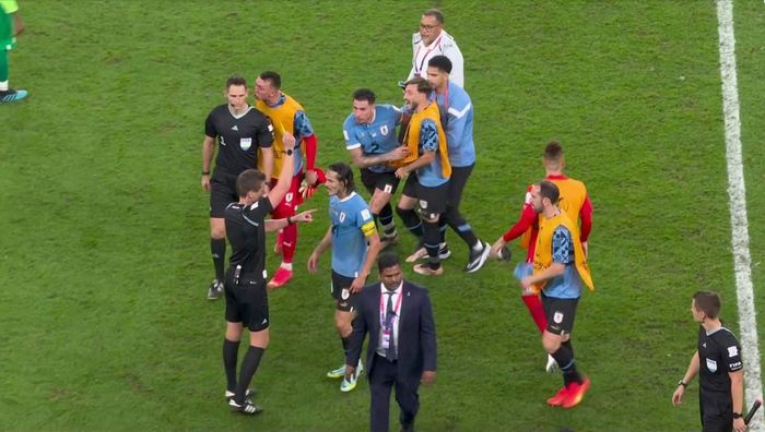 "Сборище воров": игрок Уругвая набросился на судей после матча ЧМ-2022 и ударил представителя ФИФА