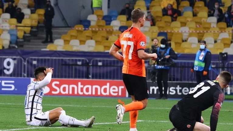 Бондарь (по центру) / фото Шахтер