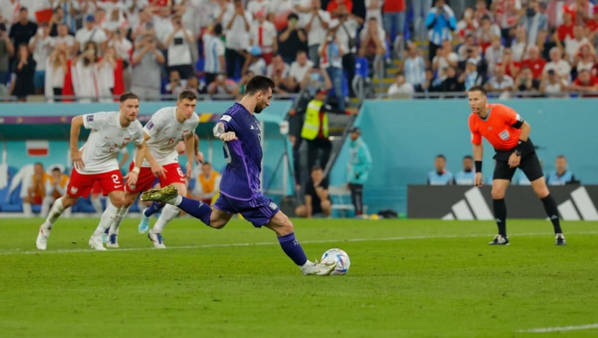 Момент неудачного пенальти от Месси / фото из открытых источников