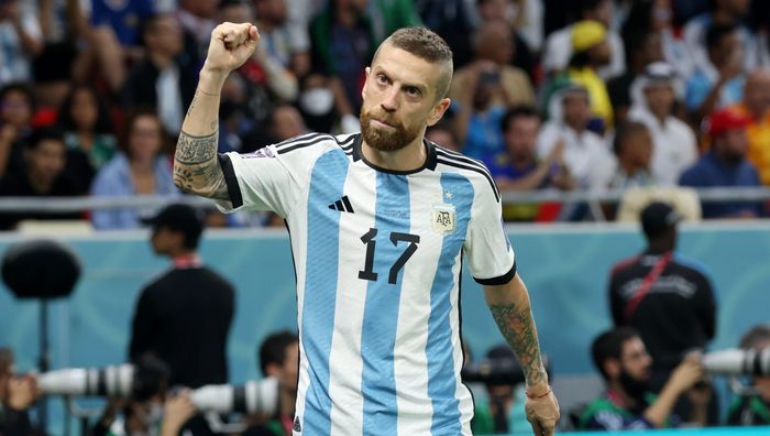 Экс-игрок Металлиста разбрасывал деньги аргентинским фанатам после победы на ЧМ-2022