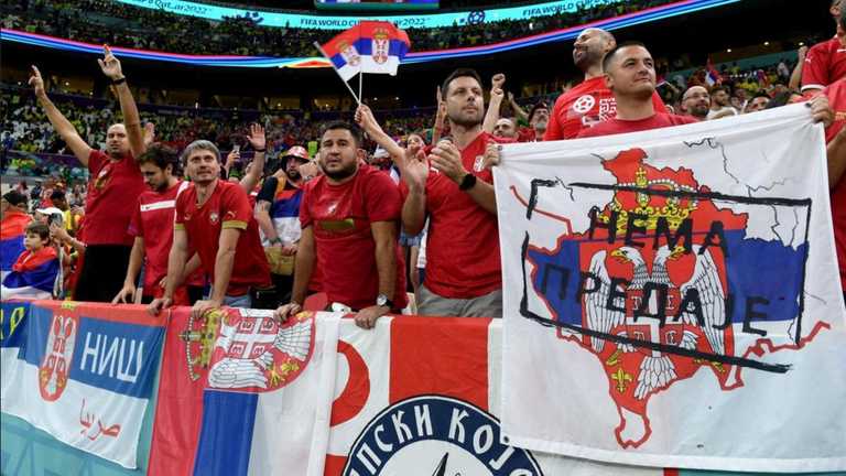 Фанаты Сербии с имперским флагом / AP