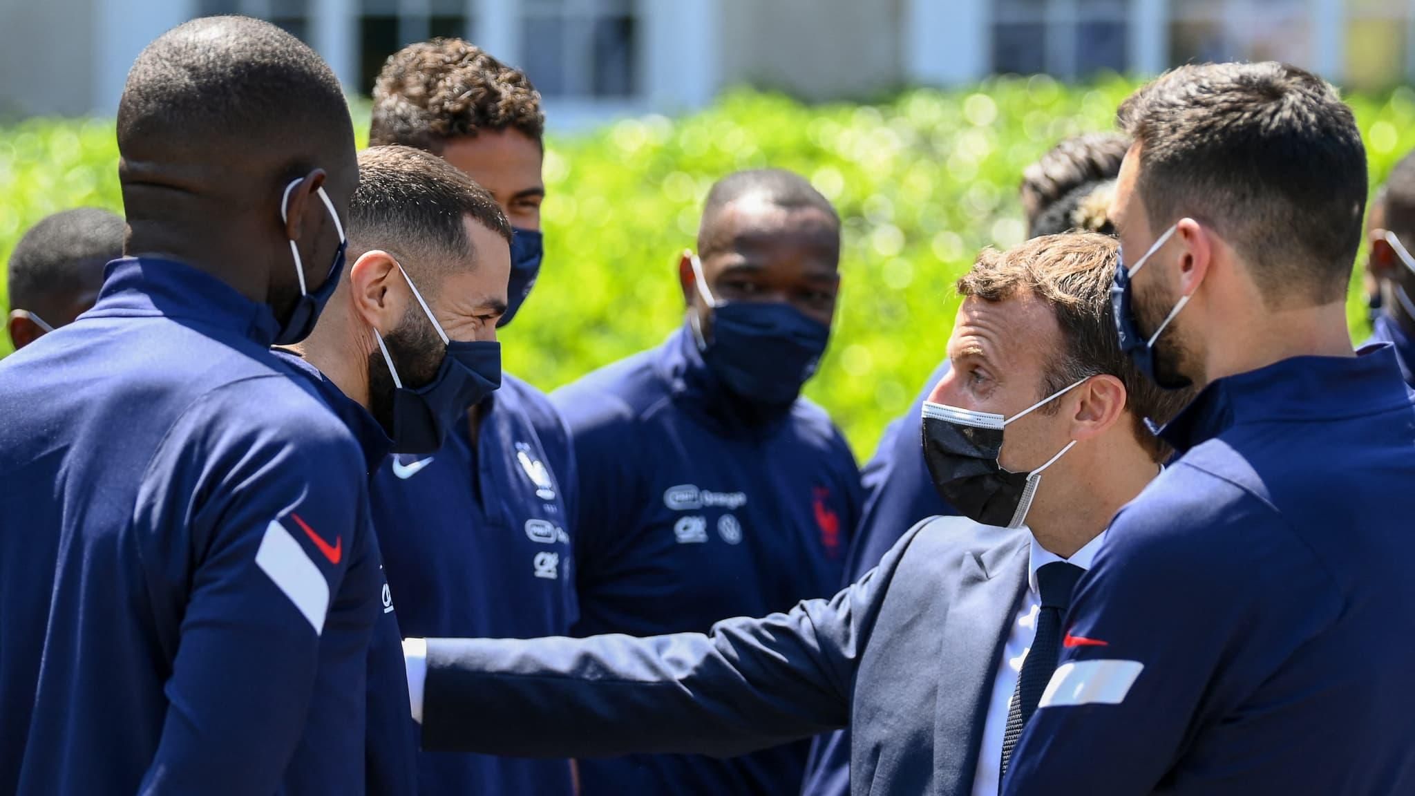 Макрон с игроками сборной Франции / Фото RMC Sport