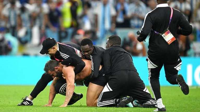 Виталий Здоровецкий выбежал голым на поле / Фото Getty Images Виталий Здоровецкий выбежал голым на поле / Фото Getty Images