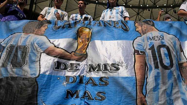 Мессі і Марадона на банері аргентинських фанів / Колаж Times Мессі і Марадона на банері аргентинських фанів / Колаж Times
