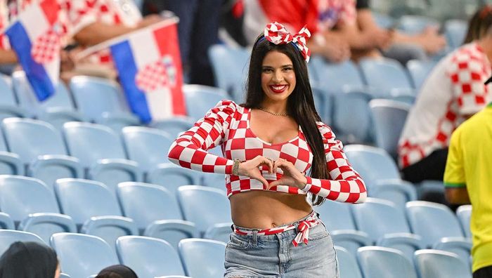 Сексапильная "Мисс Хорватия" показала пикантное содержание чемодана на ЧМ-2022 и пообещала полностью обнажиться при одном условии