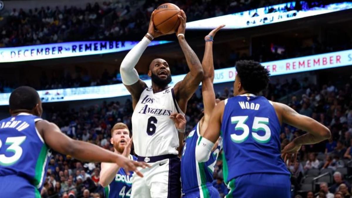 Леброн Джеймс в матче с Далласом / NBA