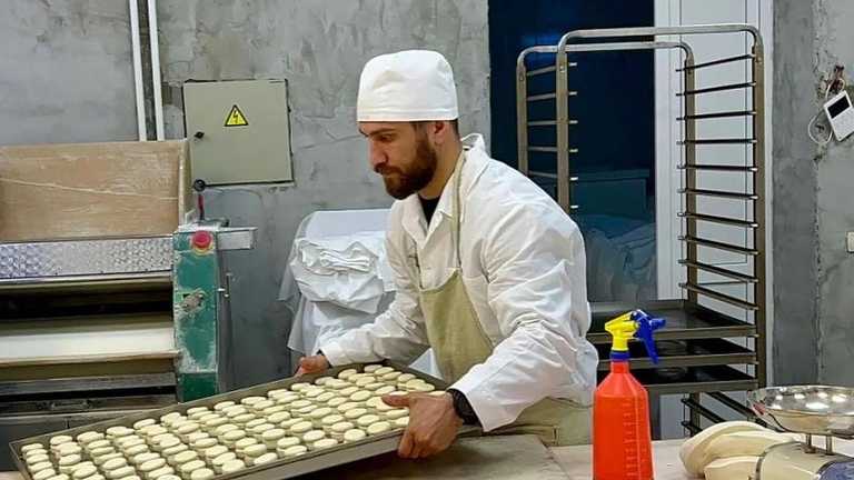 Ломаченко жжет проскуры в Киево-Печерской лавре / Фото из соцсетей Ломаченко жжет проскуры в Киево-Печерской лавре / Фото из соцсетей