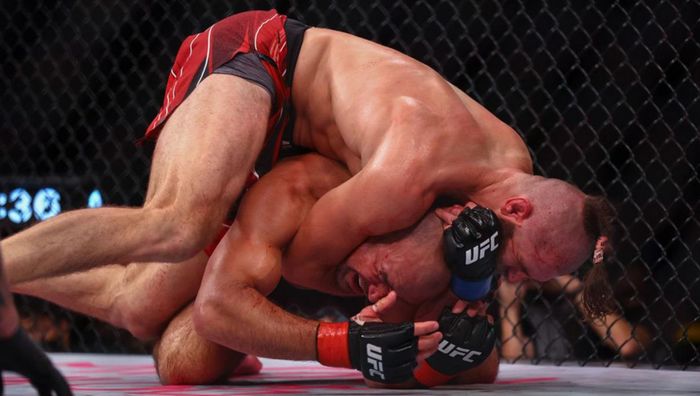 Брутальная и кровавая рубка: авторитетное СМИ выбрало лучший бой UFC в 2022 году