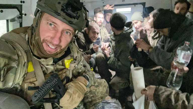 Сергей Стаховский с освобожденными защитниками / Фото из соцсетей Сергей Стаховский с освобожденными защитниками / Фото из соцсетей