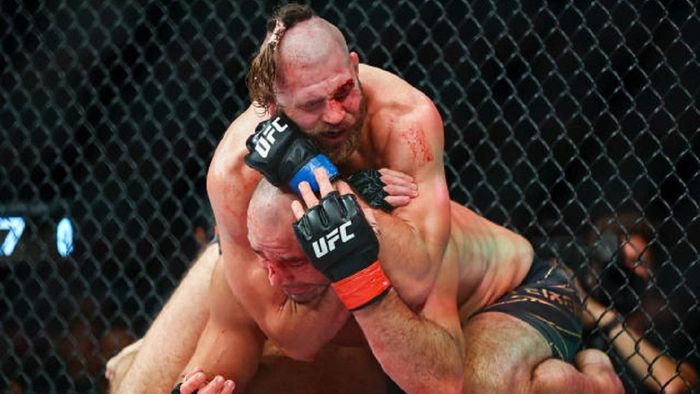 Кровавое месиво с удушением признали боем года в UFC – видео