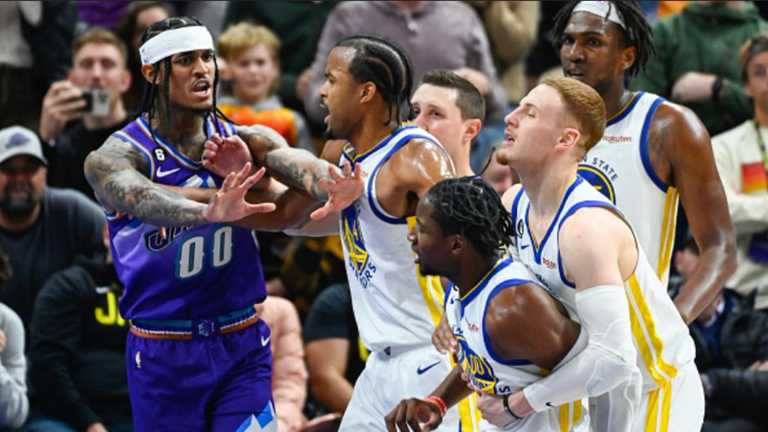 Схватка между игроками Юты на Голден Стейт / фото из открытых источников Схватка между игроками Юты на Голден Стейт / фото из открытых источников