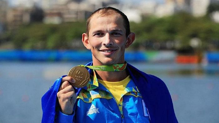 Український веслувальник продав олімпійські медалі заради ЗСУ