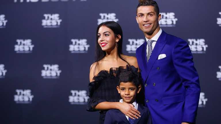 Роналду с Джорджиной и сыном / Фото IBTimes Роналду с Джорджиной и сыном / Фото IBTimes